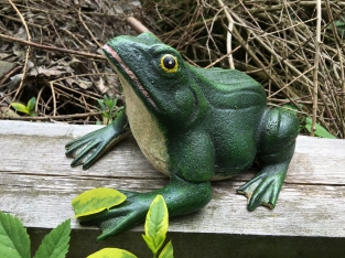 Schöner gusseiserner Frosch, passt gut zum Teich!